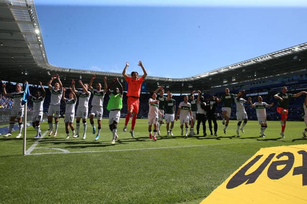25.04.2026, xrekx, Fussball 2.Bundesliga, Karlsruher SC - Hannover 96 v.l. Hannover 96 Mannschaft, Spieler, jubeln nach Spielende, Team, Player, celebrate at the end of the match (DFL DFB REGULATIONS PROHIBIT ANY USE OF PHOTOGRAPHS as IMAGE SEQUENCES and or QUASI-VIDEO) Karlsruhe