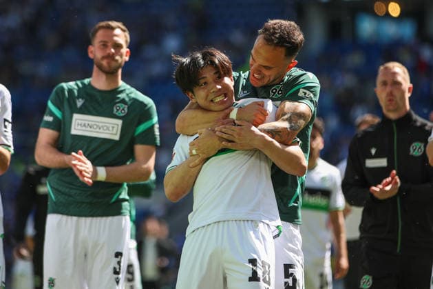 Virgil Ghita (Hannover 96, 05) packt herzhaft zu Daisuke Yokota (Hannover 96, 18) erzeilte das 1:3 Kolja Oudenne (Hannover 96, 29), Karlsruher SC vs. Hannover 96, 2. Bundesliga, 31. Spieltag, 2025 2026, 25.04.2026, DFL REGULATIONS PROHIBIT ANY USE OF PHOTOGRAPHS AS IMAGE SEQUENCES AND OR QUASI-VIDEO, Karlsruher SC vs. Hannover 96, 2. Bundesliga, 31. Spieltag, 2025 2026, 25.04.2026 Karlsruhe