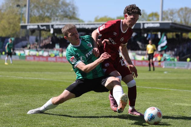 Fußball 2. Bundesliga 31. Spieltag SC Preußen Münster - DSC Arminia Bielefeld am 25.04.2026 im LVM-Preußenstadion in Münster Jano ter Horst ( Münster ), links - Jannik Rochelt ( Bielefeld ), rechts DFL regulations prohibit any use of photographs as image sequences and or quasi-video.