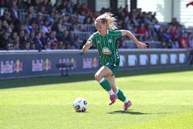 Google Pixel Frauen-Bundesliga, RB Leipzig - SV Werder Bremen; 25.04.2026 Michelle Weiß (15, Werder Bremen). Fußball, Google Pixel Frauen-Bundesliga, Saison 2025 2026, 23. Spieltag: RB Leipzig vs. SV Werder Bremen am 25.04.2026, Trainingszentrum Cottaweg, Leipzig. DFB REGULATIONS PROHIBIT ANY USE OF PHOTOGRAPHS AS IMAGE SEQUENCES AND OR QUASI-VIDEO. Copyright: xBEAUTIFULxSPORTS JanxKaeferx