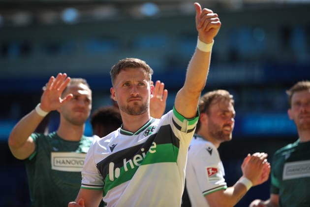 Enzo Leopold (Hannover 96, 08) mit Daumen hoch an die Fans, Karlsruher SC vs. Hannover 96, 2. Bundesliga, 31. Spieltag, 2025 2026, 25.04.2026, DFL REGULATIONS PROHIBIT ANY USE OF PHOTOGRAPHS AS IMAGE SEQUENCES AND OR QUASI-VIDEO, Karlsruher SC vs. Hannover 96, 2. Bundesliga, 31. Spieltag, 2025 2026, 25.04.2026 Karlsruhe