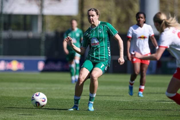 Larissa Mühlhaus (SV Werder Bremen, 7) am Ball, Einzelbild, Ganzkörper, Aktion, Action, Spielszene, DIE DFB-RICHTLINIEN UNTERSAGEN JEGLICHE NUTZUNG VON FOTOS ALS SEQUENZBILDER UND ODER VIDEOÄHNLICHE FOTOSTRECKEN. DFB REGULATIONS PROHIBIT ANY USE OF PHOTOGRAPHS AS IMAGE SEQUENCES AND OR QUASI-VIDEO., 25.04.2026, Leipzig (Deutschland), Fussball, Google Pixel Frauen-Bundesliga, RB Leipzig - SV Werder Bremen