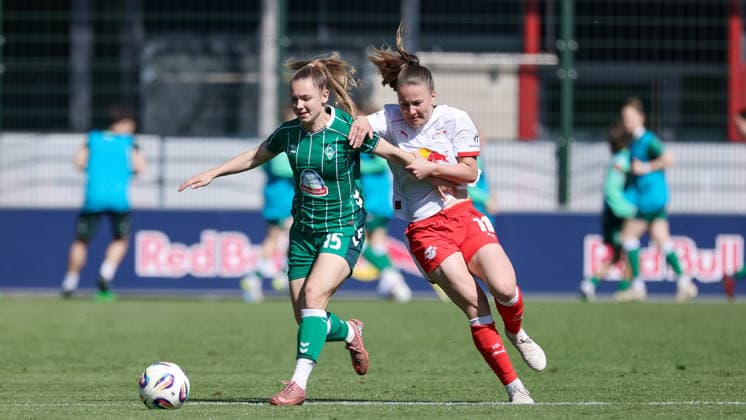 v.li.: Michelle Weiß (SV Werder Bremen, 15) und Annabel Schasching (RB Leipzig, 16) im Zweikampf, Duell, Dynamik, Aktion, Action, Spielszene, DIE DFB-RICHTLINIEN UNTERSAGEN JEGLICHE NUTZUNG VON FOTOS ALS SEQUENZBILDER UND ODER VIDEOÄHNLICHE FOTOSTRECKEN. DFB REGULATIONS PROHIBIT ANY USE OF PHOTOGRAPHS AS IMAGE SEQUENCES AND OR QUASI-VIDEO., 25.04.2026, Leipzig (Deutschland), Fussball, Google Pixel Frauen-Bundesliga, RB Leipzig - SV Werder Bremen