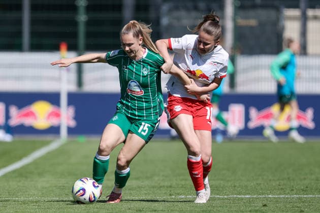 v.li.: Michelle Weiß (SV Werder Bremen, 15) und Annabel Schasching (RB Leipzig, 16) im Zweikampf, Duell, Dynamik, Aktion, Action, Spielszene, DIE DFB-RICHTLINIEN UNTERSAGEN JEGLICHE NUTZUNG VON FOTOS ALS SEQUENZBILDER UND ODER VIDEOÄHNLICHE FOTOSTRECKEN. DFB REGULATIONS PROHIBIT ANY USE OF PHOTOGRAPHS AS IMAGE SEQUENCES AND OR QUASI-VIDEO., 25.04.2026, Leipzig (Deutschland), Fussball, Google Pixel Frauen-Bundesliga, RB Leipzig - SV Werder Bremen