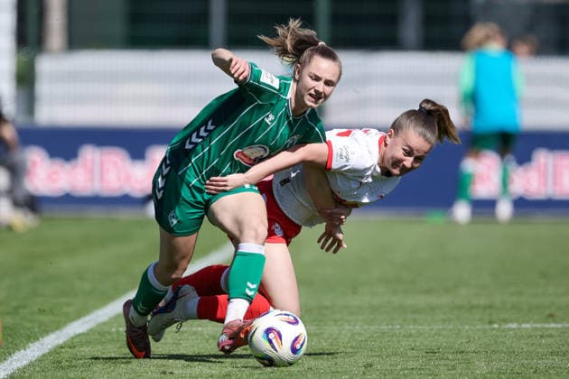 v.li.: Michelle Weiß (SV Werder Bremen, 15) und Annabel Schasching (RB Leipzig, 16) im Zweikampf, Duell, Dynamik, Aktion, Action, Spielszene, DIE DFB-RICHTLINIEN UNTERSAGEN JEGLICHE NUTZUNG VON FOTOS ALS SEQUENZBILDER UND ODER VIDEOÄHNLICHE FOTOSTRECKEN. DFB REGULATIONS PROHIBIT ANY USE OF PHOTOGRAPHS AS IMAGE SEQUENCES AND OR QUASI-VIDEO., 25.04.2026, Leipzig (Deutschland), Fussball, Google Pixel Frauen-Bundesliga, RB Leipzig - SV Werder Bremen