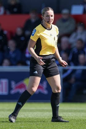 Schiedsrichterin Daniela Kottmann bei ihrem Bundesliga-Debüt, erstes Spiel, Spielleitung in der Google Pixel Frauen-Bundesliga, Bundesliga, Premiere, Debüt, DIE DFB-RICHTLINIEN UNTERSAGEN JEGLICHE NUTZUNG VON FOTOS ALS SEQUENZBILDER UND ODER VIDEOÄHNLICHE FOTOSTRECKEN. DFB REGULATIONS PROHIBIT ANY USE OF PHOTOGRAPHS AS IMAGE SEQUENCES AND OR QUASI-VIDEO., 25.04.2026, Leipzig (Deutschland), Fussball, Google Pixel Frauen-Bundesliga, RB Leipzig - SV Werder Bremen