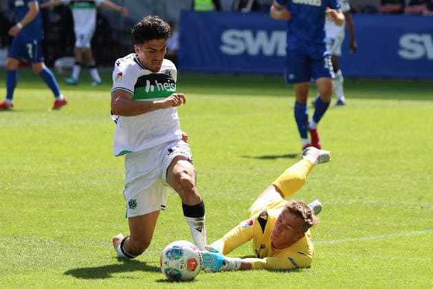25.04.2026, xrekx, Fussball 2.Bundesliga, Karlsruher SC - Hannover 96 v.l. Fouspiel, Elfmeter Husseyn Chakroun (Hannover 96) Hans Christian Bernat (Karlsruher SC) Zweikampf, Aktion, action, battle for the ball (DFL DFB REGULATIONS PROHIBIT ANY USE OF PHOTOGRAPHS as IMAGE SEQUENCES and or QUASI-VIDEO) Karlsruhe