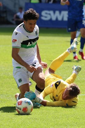 25.04.2026, xrekx, Fussball 2.Bundesliga, Karlsruher SC - Hannover 96 v.l. Fouspiel, Elfmeter Husseyn Chakroun (Hannover 96) Hans Christian Bernat (Karlsruher SC) Zweikampf, Aktion, action, battle for the ball (DFL DFB REGULATIONS PROHIBIT ANY USE OF PHOTOGRAPHS as IMAGE SEQUENCES and or QUASI-VIDEO) Karlsruhe