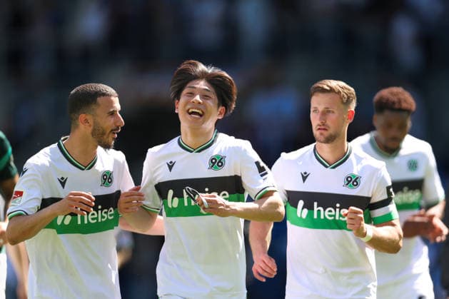 Strahlender Daisuke Yokota (Hannover 96, 18) nach dem Spiel zusammen mit Waniss Taibi (Hannover 96, 26). und Enzo Leopold (Hannover 96, 08), Karlsruher SC vs. Hannover 96, 2. Bundesliga, 31. Spieltag, 2025 2026, 25.04.2026, DFL REGULATIONS PROHIBIT ANY USE OF PHOTOGRAPHS AS IMAGE SEQUENCES AND OR QUASI-VIDEO, Karlsruher SC vs. Hannover 96, 2. Bundesliga, 31. Spieltag, 2025 2026, 25.04.2026 Karlsruhe