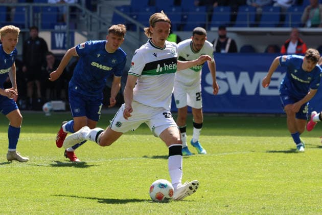 25.04.2026, xrekx, Fussball 2.Bundesliga, Karlsruher SC - Hannover 96 v.l. Stefan Teitur Thordarson (Hannover 96) verschoss den Elfmeter Strafstoss (DFL DFB REGULATIONS PROHIBIT ANY USE OF PHOTOGRAPHS as IMAGE SEQUENCES and or QUASI-VIDEO) Karlsruhe