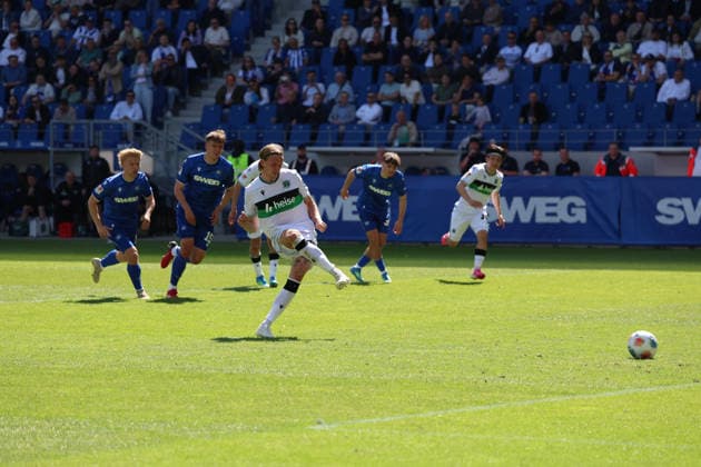 25.04.2026, xrekx, Fussball 2.Bundesliga, Karlsruher SC - Hannover 96 v.l. Stefan Teitur Thordarson (Hannover 96) verschoss den Elfmeter Strafstoss (DFL DFB REGULATIONS PROHIBIT ANY USE OF PHOTOGRAPHS as IMAGE SEQUENCES and or QUASI-VIDEO) Karlsruhe