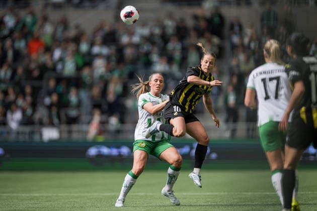 260425 Gudrun Arnardottir of Hammarby and Anna Anvegard of Häcken during the UEFA Women s Europa Cup final match leg 1 between Hammarby and Häcken on April 25, 2026 in Stockholm. Photo: Jonathan Näckstrand BILDBYRAN COP 94 JN0267 fotboll football soccer fotball europa cup hammarby häcken uefa womens europa cup dam bbeng Copyright: JONATHANxNÄCKSTRAND BB260425JN015