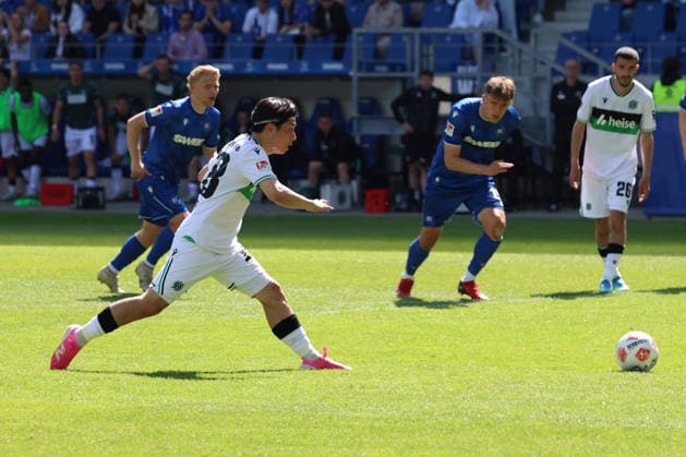 25.04.2026, xrekx, Fussball 2.Bundesliga, Karlsruher SC - Hannover 96 v.l. Daisuke Yokota (Hannover 96) zum 1:3 Elfmeter Strafstoss (DFL DFB REGULATIONS PROHIBIT ANY USE OF PHOTOGRAPHS as IMAGE SEQUENCES and or QUASI-VIDEO) Karlsruhe