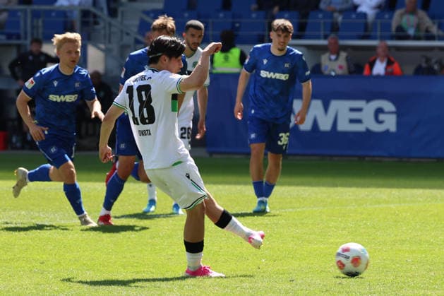 25.04.2026, xrekx, Fussball 2.Bundesliga, Karlsruher SC - Hannover 96 v.l. Daisuke Yokota (Hannover 96) zum 1:3 Elfmeter Strafstoss (DFL DFB REGULATIONS PROHIBIT ANY USE OF PHOTOGRAPHS as IMAGE SEQUENCES and or QUASI-VIDEO) Karlsruhe