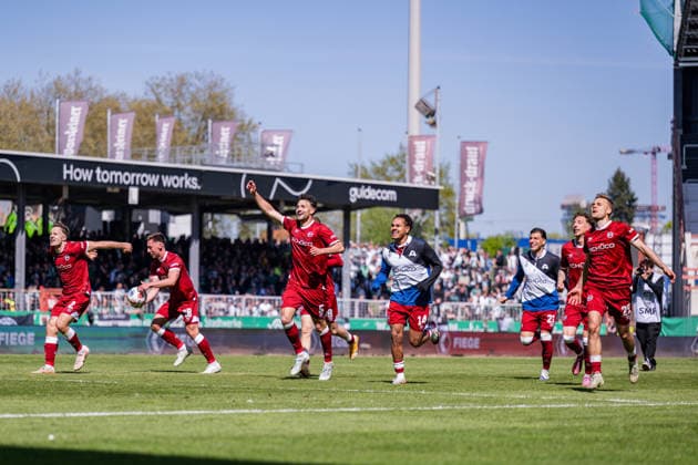 25.04.2026, Fussball, 2. Bundesliga, 31. Spieltag Saison 2025 2026, Preußen Münster - DSC Arminia Bielefeld, Die Spieler von Arminia Bielefeld freuen sich über den Sieg, xRHR-FOTO TKx