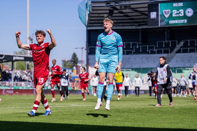 25.04.2026, Fussball, 2. Bundesliga, 31. Spieltag Saison 2025 2026, Preußen Münster - DSC Arminia Bielefeld, Die Spieler von Arminia Bielefeld freuen sich über den Sieg, Maximilian Grosser (DSC Arminia Bielefeld), Torwart Jonas Thomas Kersken (DSC Arminia Bielefeld) xRHR-FOTO TKx