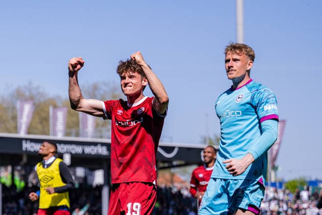 25.04.2026, Fussball, 2. Bundesliga, 31. Spieltag Saison 2025 2026, Preußen Münster - DSC Arminia Bielefeld, Die Spieler von Arminia Bielefeld freuen sich über den Sieg, Maximilian Grosser (DSC Arminia Bielefeld), Torwart Jonas Thomas Kersken (DSC Arminia Bielefeld) xRHR-FOTO TKx