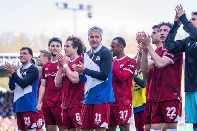 25.04.2026, Fussball, 2. Bundesliga, 31. Spieltag Saison 2025 2026, Preußen Münster - DSC Arminia Bielefeld, Die Spieler von Arminia Bielefeld freuen sich über den Sieg, Mael Corboz (DSC Arminia Bielefeld), Joel Grodowski (DSC Arminia Bielefeld) xRHR-FOTO TKx