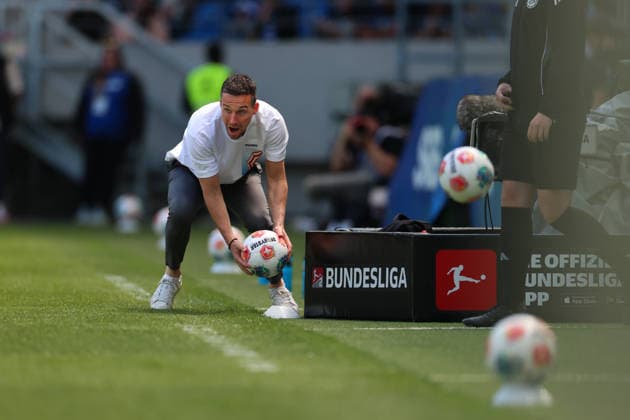 Motivator Christian Eichner (Karlsruher SC, Chef-Trainer) versucht das Spiel schnell zu machen indem er den Ball seinem Spieler gibt, Karlsruher SC vs. Hannover 96, 2. Bundesliga, 31. Spieltag, 2025 2026, 25.04.2026, DFL REGULATIONS PROHIBIT ANY USE OF PHOTOGRAPHS AS IMAGE SEQUENCES AND OR QUASI-VIDEO, Karlsruher SC vs. Hannover 96, 2. Bundesliga, 31. Spieltag, 2025 2026, 25.04.2026 Karlsruhe