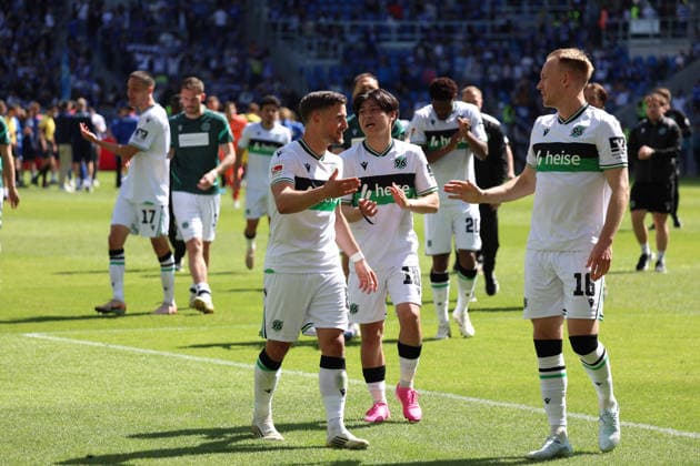 25.04.2026, xrekx, Fussball 2.Bundesliga, Karlsruher SC - Hannover 96 v.l. Hannover 96 Mannschaft, Spieler, jubeln nach Spielende, Team, Player, celebrate at the end of the match Enzo Leopold (Hannover 96) Daisuke Yokota (Hannover 96) Havard Nielsen (Hannover 96) (DFL DFB REGULATIONS PROHIBIT ANY USE OF PHOTOGRAPHS as IMAGE SEQUENCES and or QUASI-VIDEO) Karlsruhe