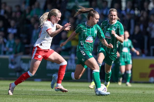 v.li.: Nikoline Dudek (RB Leipzig, 24) und Maja Sternad (SV Werder Bremen, 11) im Zweikampf, Duell, Dynamik, Aktion, Action, Spielszene, DIE DFB-RICHTLINIEN UNTERSAGEN JEGLICHE NUTZUNG VON FOTOS ALS SEQUENZBILDER UND ODER VIDEOÄHNLICHE FOTOSTRECKEN. DFB REGULATIONS PROHIBIT ANY USE OF PHOTOGRAPHS AS IMAGE SEQUENCES AND OR QUASI-VIDEO., 25.04.2026, Leipzig (Deutschland), Fussball, Google Pixel Frauen-Bundesliga, RB Leipzig - SV Werder Bremen
