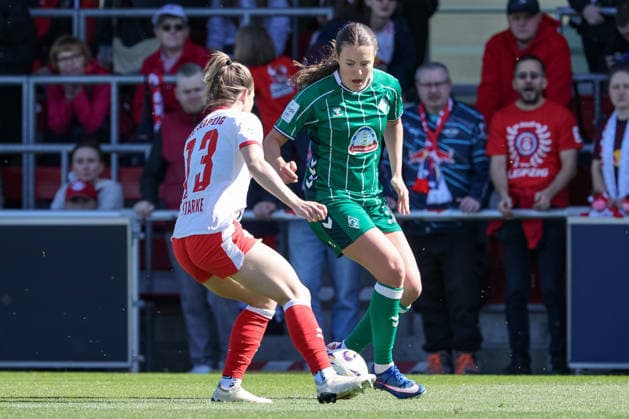 v.li.: Sandra Starke (RB Leipzig, 13) und Mara Alber (SV Werder Bremen, 37) im Zweikampf, Duell, Dynamik, Aktion, Action, Spielszene, DIE DFB-RICHTLINIEN UNTERSAGEN JEGLICHE NUTZUNG VON FOTOS ALS SEQUENZBILDER UND ODER VIDEOÄHNLICHE FOTOSTRECKEN. DFB REGULATIONS PROHIBIT ANY USE OF PHOTOGRAPHS AS IMAGE SEQUENCES AND OR QUASI-VIDEO., 25.04.2026, Leipzig (Deutschland), Fussball, Google Pixel Frauen-Bundesliga, RB Leipzig - SV Werder Bremen