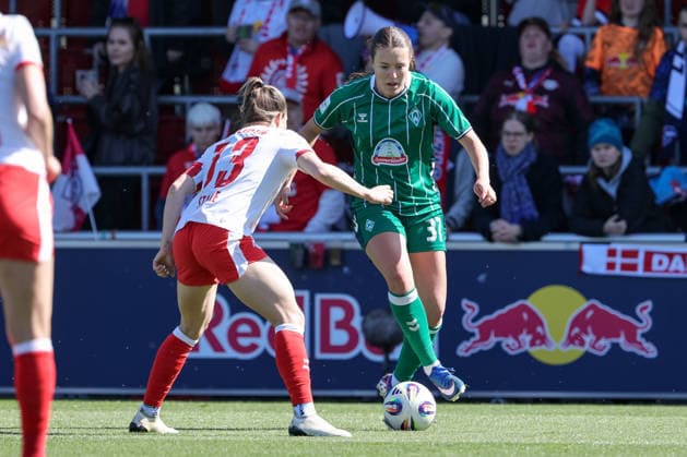 v.li.: Sandra Starke (RB Leipzig, 13) und Mara Alber (SV Werder Bremen, 37) im Zweikampf, Duell, Dynamik, Aktion, Action, Spielszene, DIE DFB-RICHTLINIEN UNTERSAGEN JEGLICHE NUTZUNG VON FOTOS ALS SEQUENZBILDER UND ODER VIDEOÄHNLICHE FOTOSTRECKEN. DFB REGULATIONS PROHIBIT ANY USE OF PHOTOGRAPHS AS IMAGE SEQUENCES AND OR QUASI-VIDEO., 25.04.2026, Leipzig (Deutschland), Fussball, Google Pixel Frauen-Bundesliga, RB Leipzig - SV Werder Bremen
