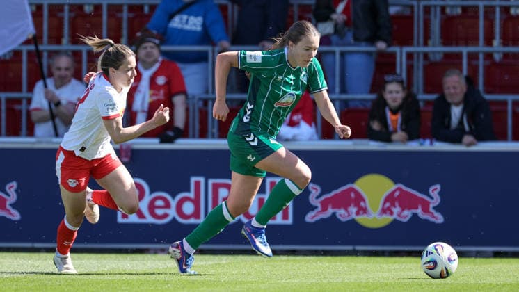 v.li.: Sandra Starke (RB Leipzig, 13) und Mara Alber (SV Werder Bremen, 37) im Zweikampf, Duell, Dynamik, Aktion, Action, Spielszene, DIE DFB-RICHTLINIEN UNTERSAGEN JEGLICHE NUTZUNG VON FOTOS ALS SEQUENZBILDER UND ODER VIDEOÄHNLICHE FOTOSTRECKEN. DFB REGULATIONS PROHIBIT ANY USE OF PHOTOGRAPHS AS IMAGE SEQUENCES AND OR QUASI-VIDEO., 25.04.2026, Leipzig (Deutschland), Fussball, Google Pixel Frauen-Bundesliga, RB Leipzig - SV Werder Bremen
