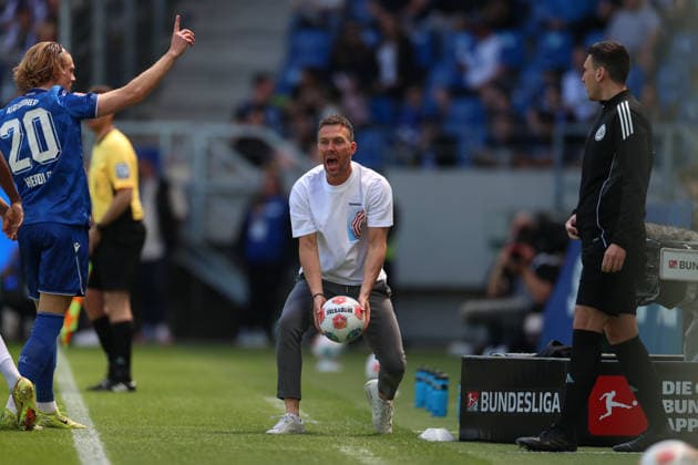 Aufgebrachter Christian Eichner (Karlsruher SC, Chef-Trainer), Karlsruher SC vs. Hannover 96, 2. Bundesliga, 31. Spieltag, 2025 2026, 25.04.2026, DFL REGULATIONS PROHIBIT ANY USE OF PHOTOGRAPHS AS IMAGE SEQUENCES AND OR QUASI-VIDEO, Karlsruher SC vs. Hannover 96, 2. Bundesliga, 31. Spieltag, 2025 2026, 25.04.2026 Karlsruhe