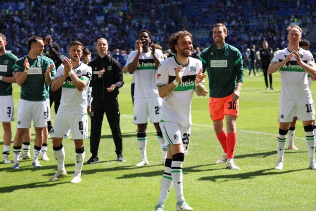 25.04.2026, xrekx, Fussball 2.Bundesliga, Karlsruher SC - Hannover 96 v.l. Hannover 96 Mannschaft, Spieler, jubeln nach Spielende, Team, Player, celebrate at the end of the match Kolja Oudenne (Hannover 96) (DFL DFB REGULATIONS PROHIBIT ANY USE OF PHOTOGRAPHS as IMAGE SEQUENCES and or QUASI-VIDEO) Karlsruhe