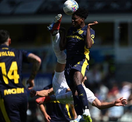 Mg Parma 25 04 2026 - campionato di calcio serie A Parma-Pisa foto Matteo Gribaudi Image nella foto: Abdoulaye Ndiaye-Simone Canestrelli 
