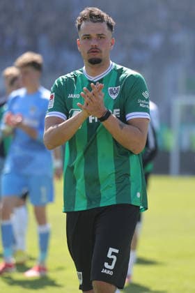 Fußball 2. Bundesliga 31. Spieltag SC Preußen Münster - DSC Arminia Bielefeld am 25.04.2026 im LVM-Preußenstadion in Münster Yassine Bouchama ( Münster ) enttäuscht nach dem Spielende DFL regulations prohibit any use of photographs as image sequences and or quasi-video.