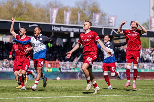 25.04.2026, Fussball, 2. Bundesliga, 31. Spieltag Saison 2025 2026, Preußen Münster - DSC Arminia Bielefeld, Die Spieler von Arminia Bielefeld freuen sich über den Sieg, Maximilian Bauer (DSC Arminia Bielefeld), Monju Momuluh (DSC Arminia Bielefeld), Tim Handwerker (DSC Arminia Bielefeld), Jannik Rochelt (DSC Arminia Bielefeld) xRHR-FOTO TKx