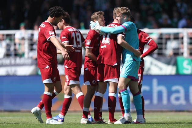 Fußball 2. Bundesliga 31. Spieltag SC Preußen Münster - DSC Arminia Bielefeld am 25.04.2026 im LVM-Preußenstadion in Münster Schlussjubel Bielefelder Spieler feiern den Auswärtssieg DFL regulations prohibit any use of photographs as image sequences and or quasi-video.
