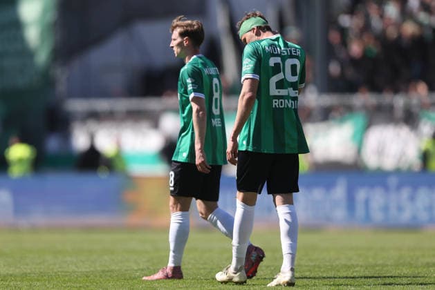 Fußball 2. Bundesliga 31. Spieltag SC Preußen Münster - DSC Arminia Bielefeld am 25.04.2026 im LVM-Preußenstadion in Münster Joshua Mees ( Münster ), hinten - Imad Rondic ( Münster ), vorne - enttäuscht nach dem Spielende DFL regulations prohibit any use of photographs as image sequences and or quasi-video.