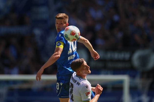 Gewonnener Zweikampf in der Luft Marvin Wanitzek (Karlsruher SC, 10) gegen Enzo Leopold (Hannover 96, 08), Karlsruher SC vs. Hannover 96, 2. Bundesliga, 31. Spieltag, 2025 2026, 25.04.2026, DFL REGULATIONS PROHIBIT ANY USE OF PHOTOGRAPHS AS IMAGE SEQUENCES AND OR QUASI-VIDEO, Karlsruher SC vs. Hannover 96, 2. Bundesliga, 31. Spieltag, 2025 2026, 25.04.2026 Karlsruhe