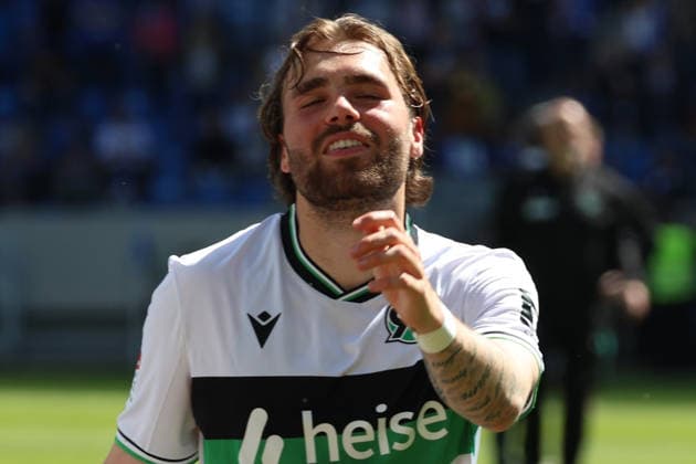 25.04.2026, xrekx, Fussball 2.Bundesliga, Karlsruher SC - Hannover 96 v.l. Hannover 96 Mannschaft, Spieler, jubeln nach Spielende, Team, Player, celebrate at the end of the match Kolja Oudenne (Hannover 96) (DFL DFB REGULATIONS PROHIBIT ANY USE OF PHOTOGRAPHS as IMAGE SEQUENCES and or QUASI-VIDEO) Karlsruhe