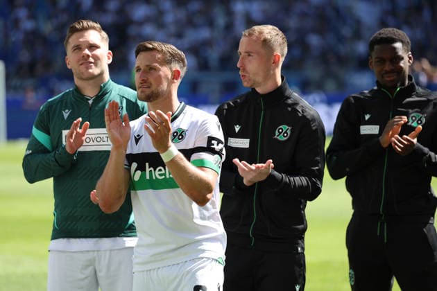 25.04.2026, xrekx, Fussball 2.Bundesliga, Karlsruher SC - Hannover 96 v.l. Hannover 96 Mannschaft, Spieler, jubeln nach Spielende, Team, Player, celebrate at the end of the match Enzo Leopold (Hannover 96) (DFL DFB REGULATIONS PROHIBIT ANY USE OF PHOTOGRAPHS as IMAGE SEQUENCES and or QUASI-VIDEO) Karlsruhe