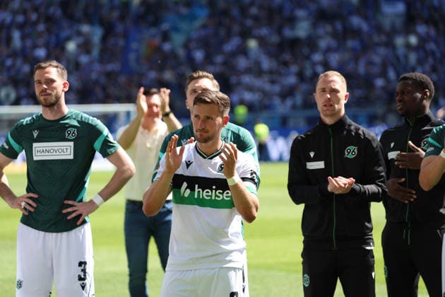 25.04.2026, xrekx, Fussball 2.Bundesliga, Karlsruher SC - Hannover 96 v.l. Hannover 96 Mannschaft, Spieler, jubeln nach Spielende, Team, Player, celebrate at the end of the match Enzo Leopold (Hannover 96) (DFL DFB REGULATIONS PROHIBIT ANY USE OF PHOTOGRAPHS as IMAGE SEQUENCES and or QUASI-VIDEO) Karlsruhe