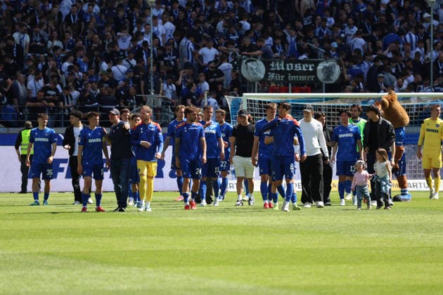 25.04.2026, xrekx, Fussball 2.Bundesliga, Karlsruher SC - Hannover 96 v.l. KSC Mannschaft bedankt bedanken sich bei den Fans, the player thanks the fans for their support (DFL DFB REGULATIONS PROHIBIT ANY USE OF PHOTOGRAPHS as IMAGE SEQUENCES and or QUASI-VIDEO) Karlsruhe