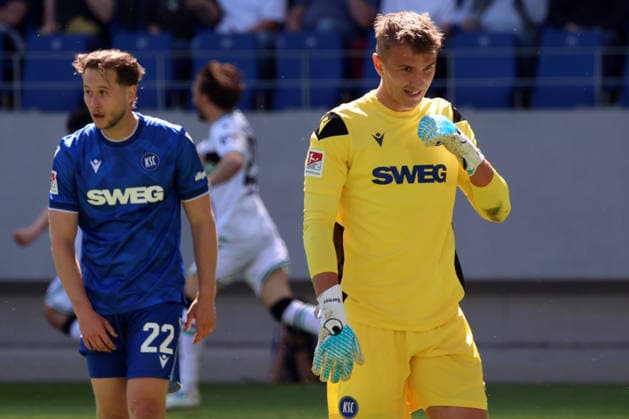 25.04.2026, xrekx, Fussball 2.Bundesliga, Karlsruher SC - Hannover 96 v.l. Torjubel nach dem Tor zum celebrating the goal celebrate 1:2 durch Kolja Oudenne (Hannover 96) Christoph Kobald (Karlsruher SC) Hans Christian Bernat (Karlsruher SC) enttaeuscht, enttäuscht, schaut enttaeuscht, niedergeschlagen, disappointed (DFL DFB REGULATIONS PROHIBIT ANY USE OF PHOTOGRAPHS as IMAGE SEQUENCES and or QUASI-VIDEO) Karlsruhe