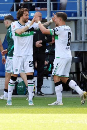 25.04.2026, xrekx, Fussball 2.Bundesliga, Karlsruher SC - Hannover 96 v.l. Torjubel nach dem Tor zum celebrating the goal celebrate 1:2 durch Kolja Oudenne (Hannover 96) mit Enzo Leopold (Hannover 96) (DFL DFB REGULATIONS PROHIBIT ANY USE OF PHOTOGRAPHS as IMAGE SEQUENCES and or QUASI-VIDEO) Karlsruhe