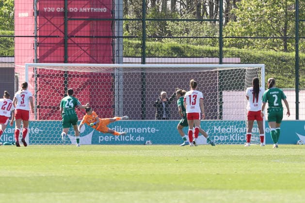 Google Pixel Frauen-Bundesliga, RB Leipzig - SV Werder Bremen; 25.04.2026 Larissa Mühlhaus (7, Werder Bremen mitte) verwandelt einen Elfmeter, Strafstoß zum 1:1 Ausgleichs-Tor. Fußball, Google Pixel Frauen-Bundesliga, Saison 2025 2026, 23. Spieltag: RB Leipzig vs. SV Werder Bremen am 25.04.2026, Trainingszentrum Cottaweg, Leipzig. DFB REGULATIONS PROHIBIT ANY USE OF PHOTOGRAPHS AS IMAGE SEQUENCES AND OR QUASI-VIDEO. Copyright: xBEAUTIFULxSPORTS JanxKaeferx