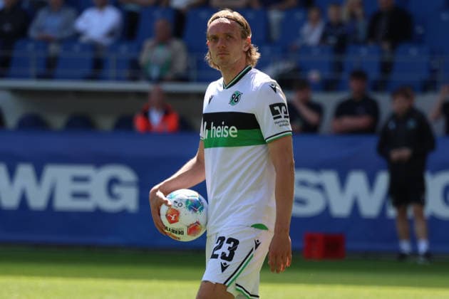 25.04.2026, xrekx, Fussball 2.Bundesliga, Karlsruher SC - Hannover 96 v.l. Stefan Teitur Thordarson (Hannover 96) (DFL DFB REGULATIONS PROHIBIT ANY USE OF PHOTOGRAPHS as IMAGE SEQUENCES and or QUASI-VIDEO) Karlsruhe