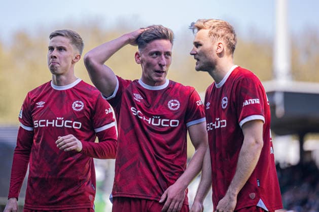 25.04.2026, Fussball, 2. Bundesliga, 31. Spieltag Saison 2025 2026, Preußen Münster - DSC Arminia Bielefeld, Sam Schreck (DSC Arminia Bielefeld), Marius Wörl (DSC Arminia Bielefeld), Tim Handwerker (DSC Arminia Bielefeld) xRHR-FOTO TKx