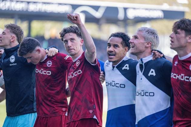 25.04.2026, Fussball, 2. Bundesliga, 31. Spieltag Saison 2025 2026, Preußen Münster - DSC Arminia Bielefeld, Die Spieler von Arminia Bielefeld freuen sich über den Sieg, Jannik Rochelt (DSC Arminia Bielefeld) xRHR-FOTO TKx
