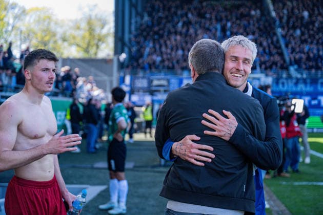 25.04.2026, Fussball, 2. Bundesliga, 31. Spieltag Saison 2025 2026, Preußen Münster - DSC Arminia Bielefeld, Joel Grodowski (DSC Arminia Bielefeld), Geschäftsführer Christoph Wortmann (DSC Arminia Bielefeld) xRHR-FOTO TKx