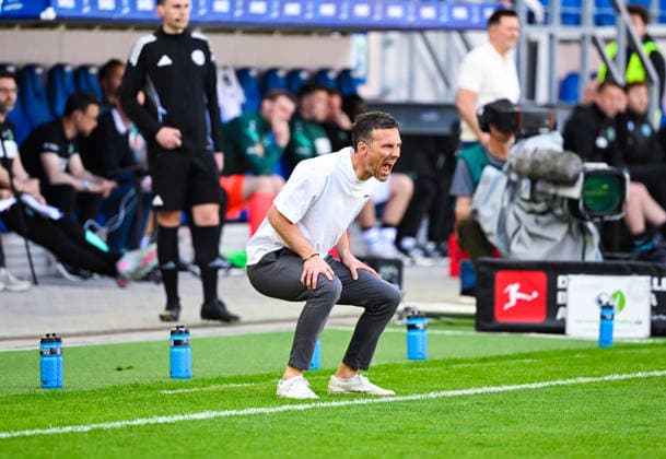 Trainer Christian Eichner (Karlsruher SC) schreit waehrend des Spiels der 2. Bundesliga zwischen dem Karlsruher SC und Hannover 96 im BBBank Wildpark am 25. April 2026 in Karlsruhe, Deutschland. (Foto von Silas Schüller DeFodi Images) +++ Coach Christian Eichner (Karlsruher SC) shouts during the 2. Bundesliga match between Karlsruher SC and Hannover 96 at BBBank Wildpark on April 25, 2026 in Karlsruhe, Germany. (Photo by Silas Schüller DeFodi Images) DFB DFL REGULATIONS PROHIBIT ANY USE OF PHOTOGRAPHS AS IMAGE SEQUENCES AND OR QUASI-VIDEO. (Photo by Silas Schueller DeFodi Images) -