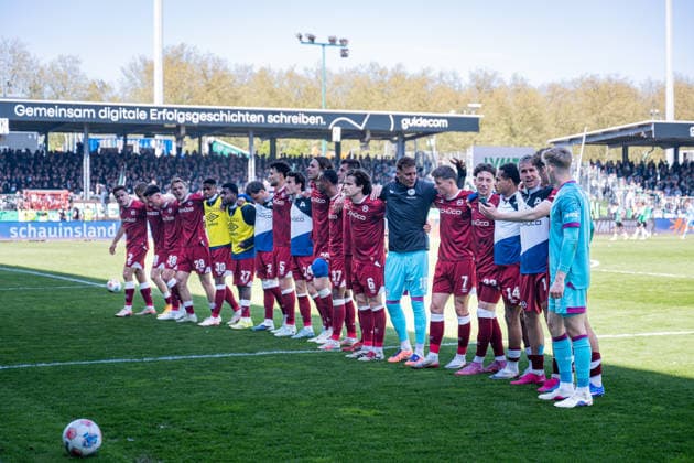 25.04.2026, Fussball, 2. Bundesliga, 31. Spieltag Saison 2025 2026, Preußen Münster - DSC Arminia Bielefeld, Die Spieler von Arminia Bielefeld freuen sich über den Sieg, xRHR-FOTO TKx