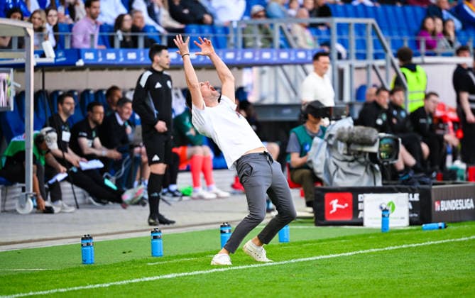 Trainer Christian Eichner (Karlsruher SC) gestikuliert und wirkt frustriert waehrend des Spiels der 2. Bundesliga zwischen dem Karlsruher SC und Hannover 96 im BBBank Wildpark am 25. April 2026 in Karlsruhe, Deutschland. (Foto von Silas Schüller DeFodi Images) +++ Coach Christian Eichner (Karlsruher SC) gestures and looks frustrated during the 2. Bundesliga match between Karlsruher SC and Hannover 96 at BBBank Wildpark on April 25, 2026 in Karlsruhe, Germany. (Photo by Silas Schüller DeFodi Images) DFB DFL REGULATIONS PROHIBIT ANY USE OF PHOTOGRAPHS AS IMAGE SEQUENCES AND OR QUASI-VIDEO. (Photo by Silas Schueller DeFodi Images) -